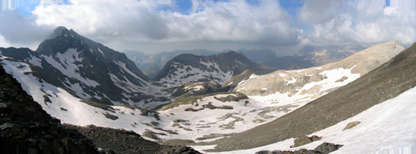 Ivons de La Munia i pic Robi&ntilde;era vistos tot pujant a la collada de La Munia