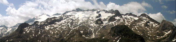 El mass&iacute;s de la Maladeta des del portill&oacute; de Ben&agrave;s, tal com el veien els primers exploradors